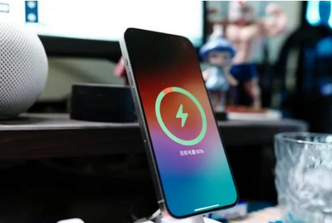 广西苹果15换屏服务分享用什么充电器给iPhone15充电更好 